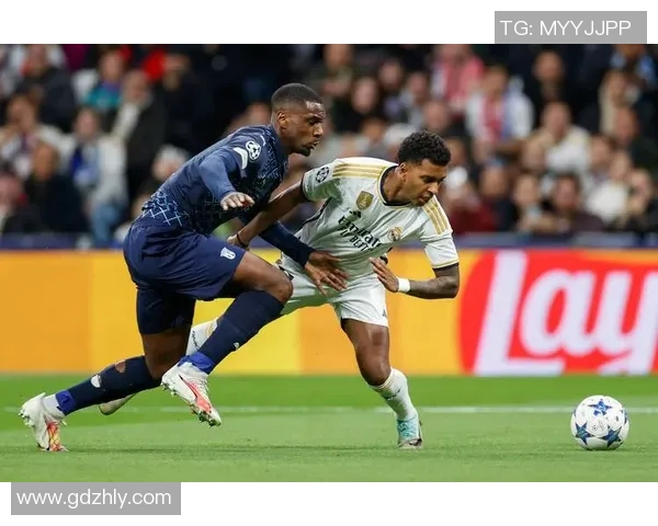 足球明星的日常生活揭秘从晨练到晚宴的精彩瞬间与背后的辛勤付出 足球明星的日常生活揭秘从晨练到晚宴的精彩瞬间与背后的辛勤付出