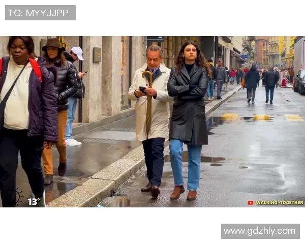 足球明星街头秀技惊四座引发路人热烈围观与欢呼 足球明星街头秀技惊四座引发路人热烈围观与欢呼