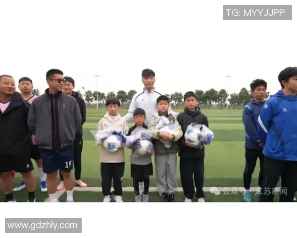 足球明星马内重返故乡传递爱心与希望点燃家乡青少年足球梦想 足球明星马内重返故乡传递爱心与希望点燃家乡青少年足球梦想